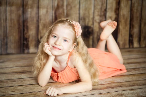 Menina na Páscoa estúdio decorado — Fotografia de Stock