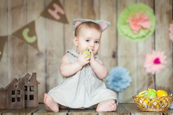 Bébé mignon en studio décoré de Pâques — Photo