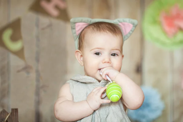 Bebê bonito em estúdio decorado com Páscoa — Fotografia de Stock