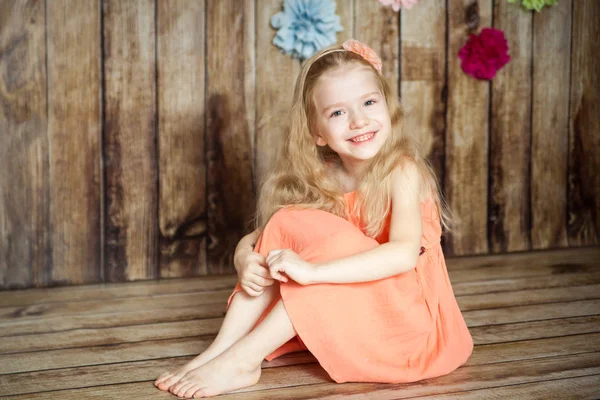 Chica en el estudio decorado con Pascua —  Fotos de Stock