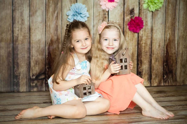 Chicas bonitas en el estudio decorado con Pascua —  Fotos de Stock