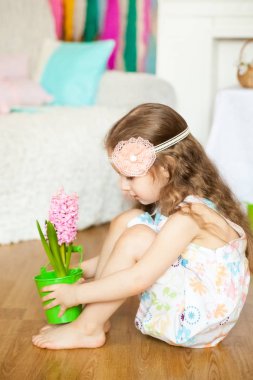 Sevimli küçük kız n bahar bir Paskalya stüdyo süsleme