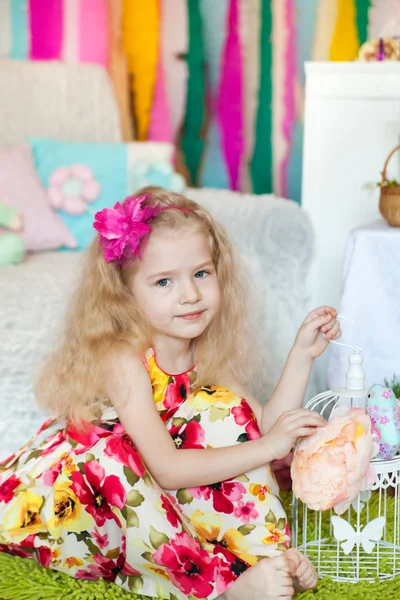 Menina bonita n uma primavera Páscoa estúdio decorações — Fotografia de Stock