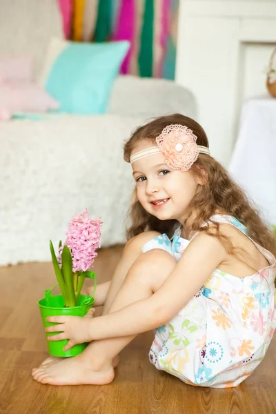 Chica bonita n un resorte decoraciones de Pascua studio — Foto de Stock