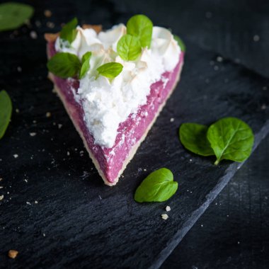 Ahududu lor ve merengue ile Fransız bir tart dilim