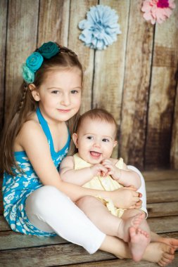 Paskalya dekore edilmiş stüdyo güzel kız