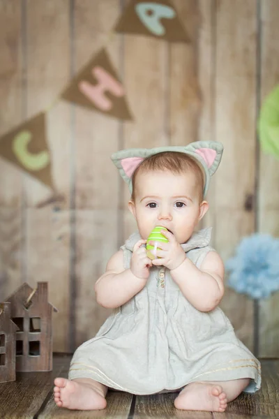 Bebê bonito em estúdio decorado com Páscoa — Fotografia de Stock