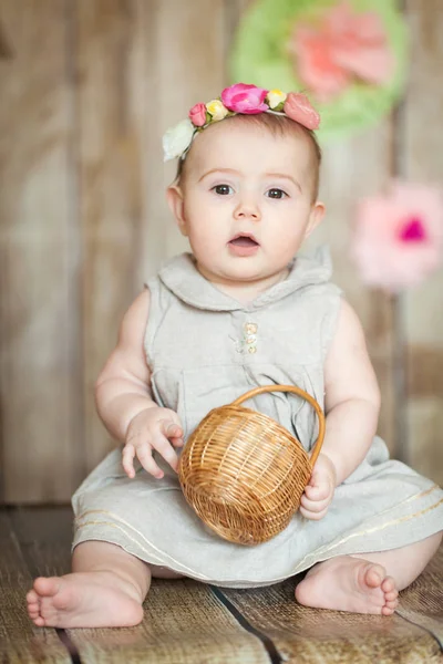 Bebê bonito em estúdio decorado com Páscoa — Fotografia de Stock