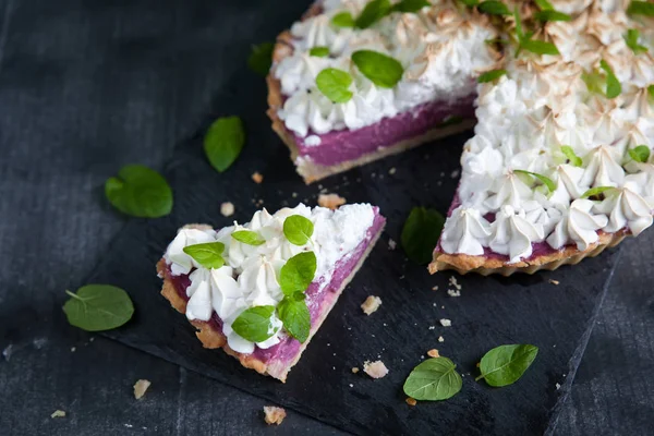 Crostata francese con cagliata di lamponi e merengue — Foto Stock