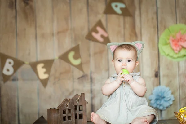 Bebê bonito em estúdio decorado com Páscoa — Fotografia de Stock