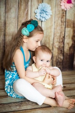 Paskalya dekore edilmiş stüdyo güzel kız