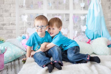 Bir bahar stüdyoda şirin kardeşler