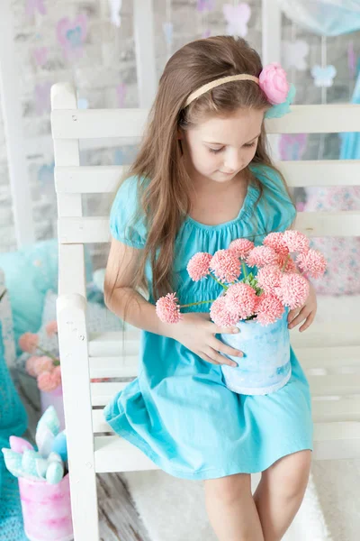 Linda chica en un estudio de primavera —  Fotos de Stock