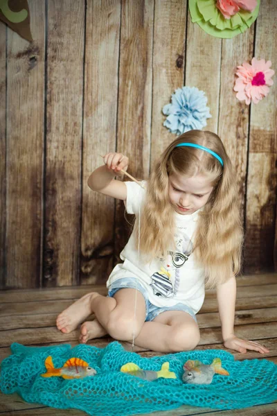 Chica en el estudio decorado con Pascua — Foto de Stock