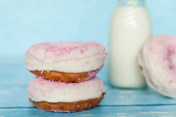 Sabrosas rosquillas con salpicaduras de color rosa — Foto de Stock