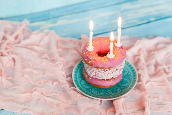 Tarta de cumpleaños de rosquillas con tres caramelos — Foto de Stock