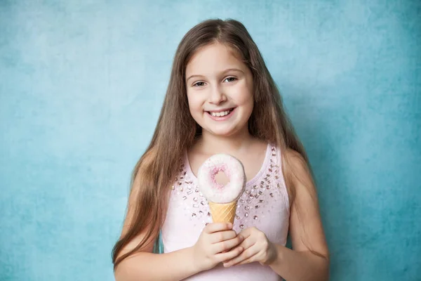 Chica feliz se divierte con donut —  Fotos de Stock