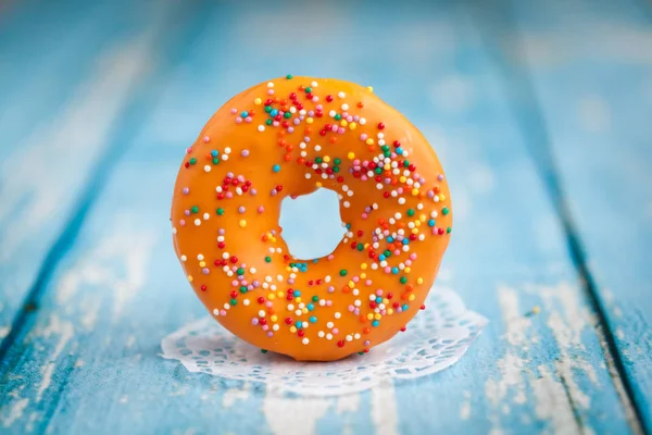 Laranja doce donut no fundo azul — Fotografia de Stock