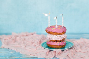 Doğum günü pastası donuts üç şeker ile gelen