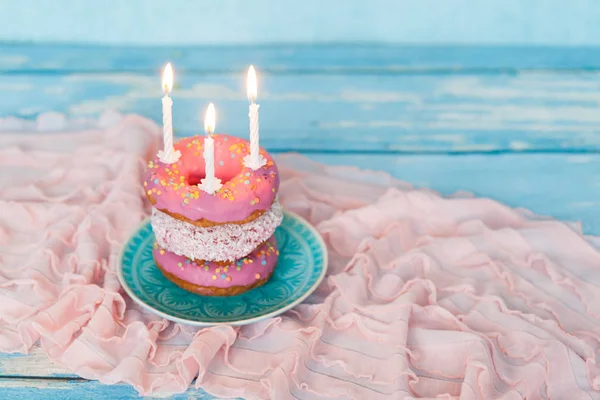 Tarta de cumpleaños de rosquillas con tres caramelos — Foto de Stock