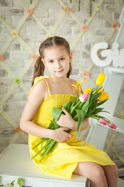 Ładna dziewczynka w studio wiosna — Zdjęcie stockowe