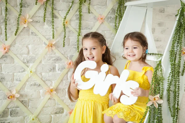 Meninas bonitos no estúdio de primavera — Fotografia de Stock