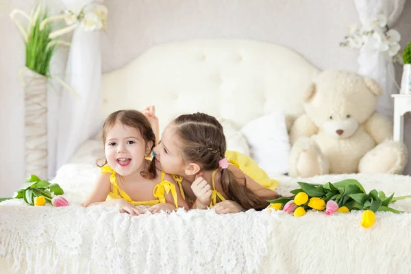 Roztomilé malé holčičky v jarní studio — Stock fotografie