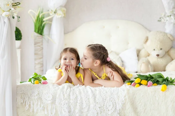 Roztomilé malé holčičky v jarní studio — Stock fotografie