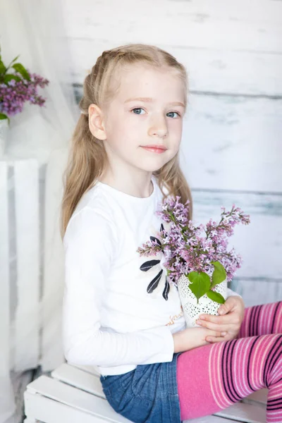 Linda niña en el estudio de primavera —  Fotos de Stock
