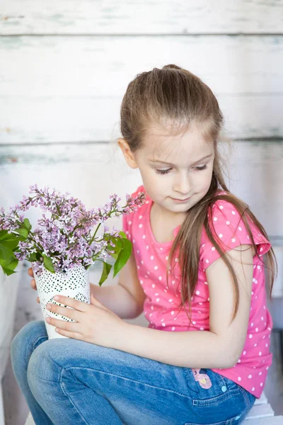 Menina bonito no estúdio de primavera — Fotografia de Stock