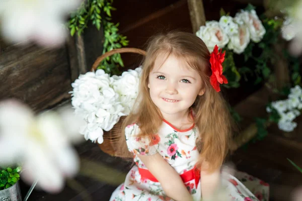 Retrato de una niña pequeña en un estudio de primavera —  Fotos de Stock