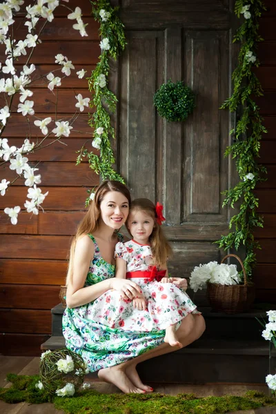 Retrato de mãe e filha em um estúdio de primavera — Fotografia de Stock