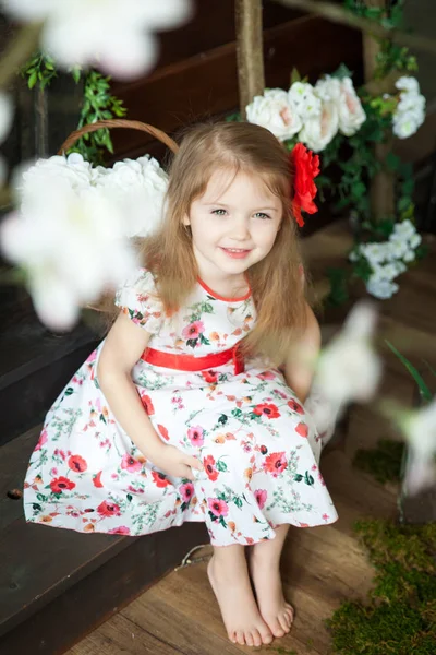 Retrato de una niña pequeña en un estudio de primavera —  Fotos de Stock