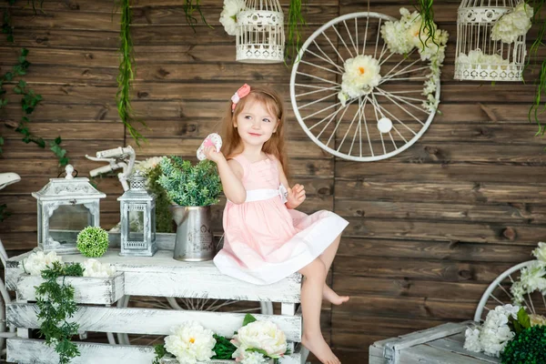 Retrato de una niña pequeña en un estudio de primavera —  Fotos de Stock