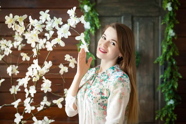 Retrato de una joven en un estudio de primavera — Foto de Stock