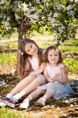 Bahar bahçe güzel kız