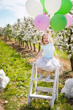 Bahar bahçe içinde güzel genç kız
