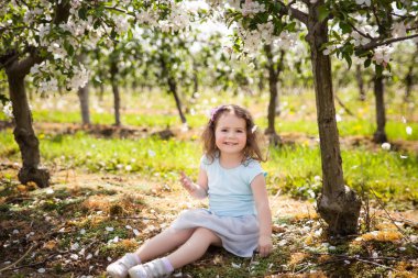 Bahar bahçe içinde güzel genç kız