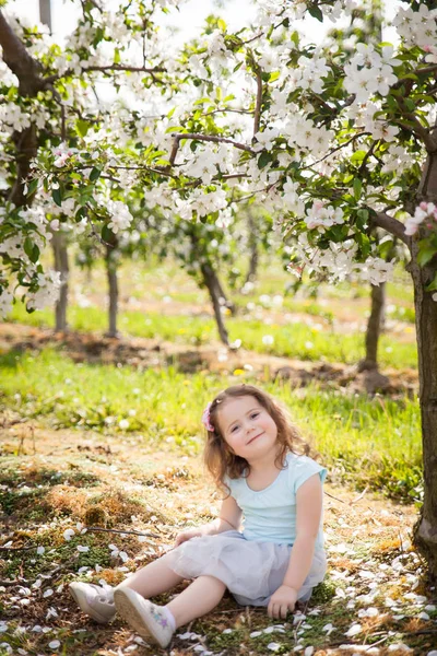 Schönes junges Mädchen im Frühlingsgarten — Stockfoto