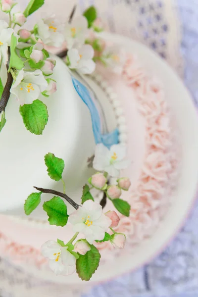 Elegante boda o pastel de cumpleaños decorado con rama de flor de manzana —  Fotos de Stock