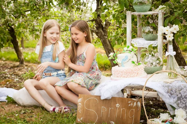Tavaszi kert gyönyörű fiatal lányok — Stock Fotó