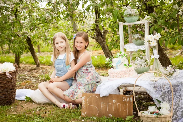 Tavaszi kert gyönyörű fiatal lányok — Stock Fotó