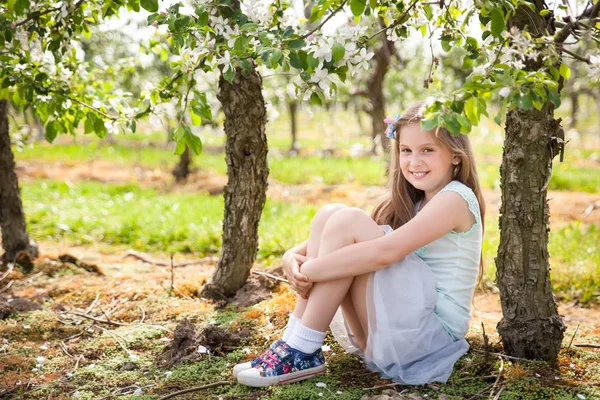 Hermosa joven en el jardín de primavera —  Fotos de Stock