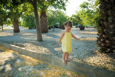 Bir yaz parkta küçük bir kız portresi