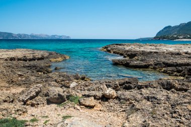 Majorca, İspanya vahşi taş sahilde dalgalar deniz