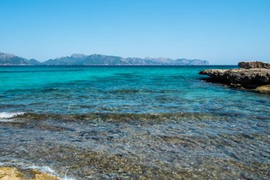 Majorca, İspanya vahşi taş sahilde dalgalar deniz