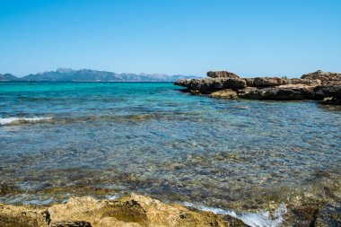 Majorca, İspanya vahşi taş sahilde dalgalar deniz