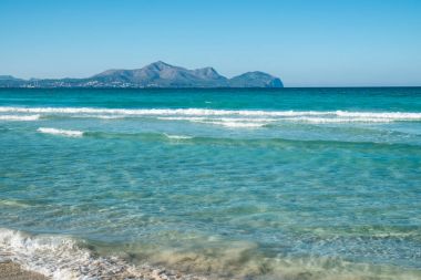 Yaz çarpıcı seaview Dağları ile. Mallorca Adası