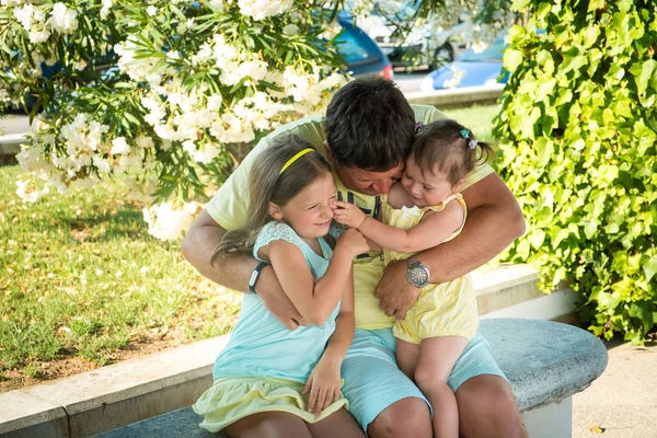 Bir baba ve iki küçük kızın yaz parkındaki portresi. — Stok fotoğraf