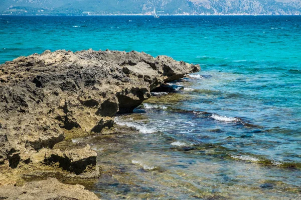 Sea waves on wild stone beach in Majorca, Spain — Stock Photo, Image